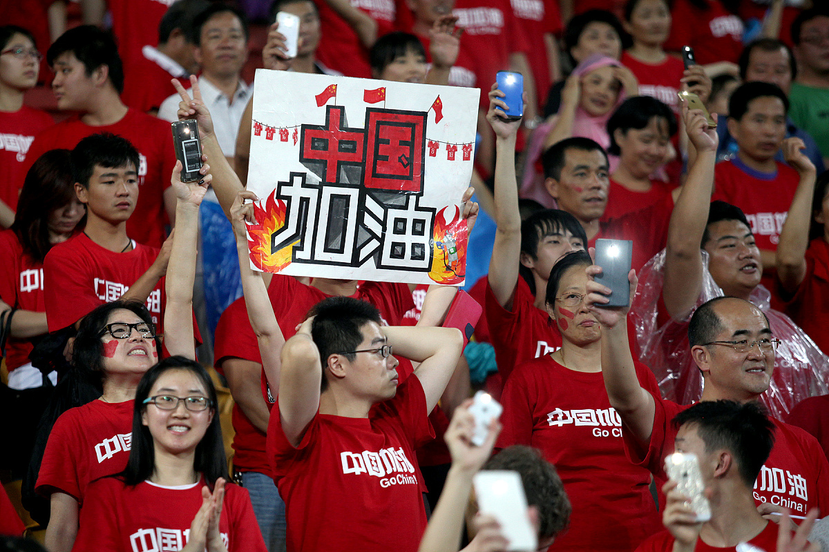 体育场内外齐欢呼，中国队夺得胜利