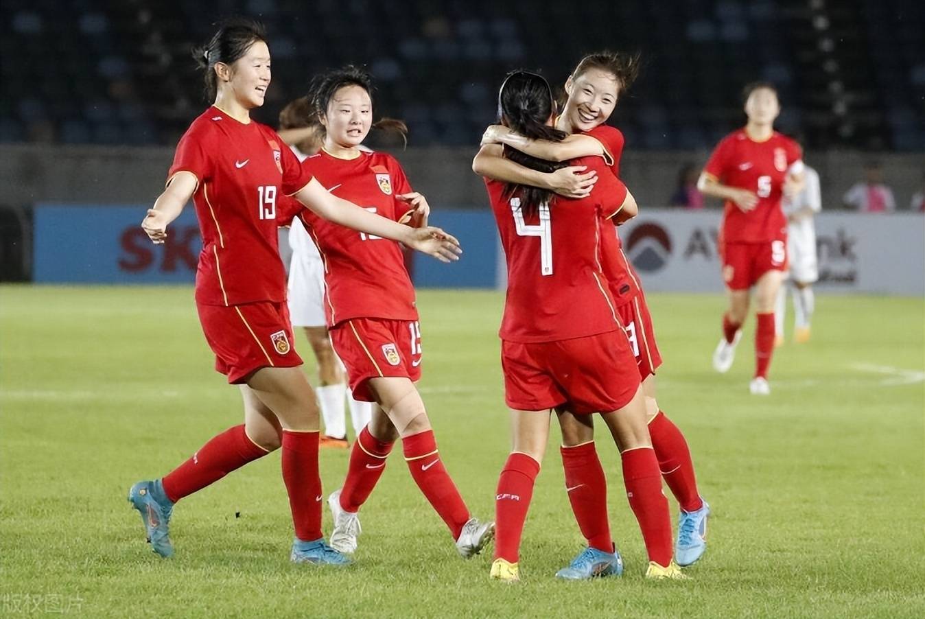 火爆场面！中国女足球员大秀进攻技巧的简单介绍